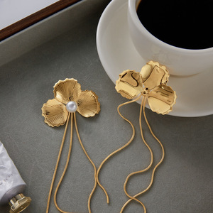 Boucles d'oreilles pendantes Fleur et Perle en Acier Inoxydable Plaqué Or 18K, avec Pendentif Feuille et Pompon, Sertissage clos, Qualité AA, Bijoux de Soirée - Product Image 4