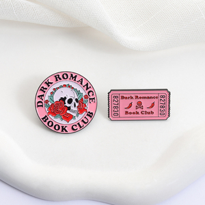 Épinglette de club de lecture Dark <span class=keywords><strong>Romance</strong></span>, style littéraire gothique, design crâne et rose, pour les amoureux des livres, sac à dos, cadeau pour librairie - Product Image 3