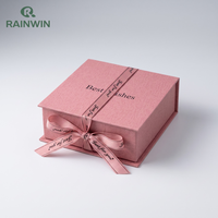 Scatola Portagioie a Forma di Libro con Fiocco 9x9cm, Personalizzabile con Logo, Confezione Regalo in Cartone con Coperchio Apribile, 6 Colori