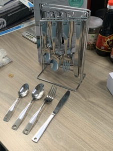 24 pezzi di Posate Appeso In Acciaio Inox con Colori Manico In Plastica Set di Posate, Luminoso Multicolore Mensa Cutler - Product Image 5