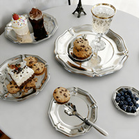 Ronde dessert- en fruitplateau van roestvrij staal, modern en eenvoudig design, voor restaurants, hotels, eten, taarten, snacks en het serveren van gerechten.