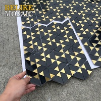Carrelage mural triangulaire en acier inoxydable et mosaïque de marbre, design mural intérieur, ambiance luxueuse et ornementée, décoration pour la maison et le commerce