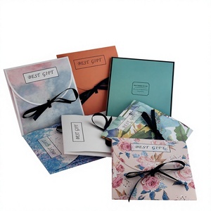 Caja <span class=keywords><strong>de</strong></span> Regalo Personalizada con Sobre, Caja <span class=keywords><strong>de</strong></span> Embalaje Plegable <span class=keywords><strong>de</strong></span> Cartulina Blanca con Cinta Floral a <span class=keywords><strong>Cuadros</strong></span> para Bufandas, Toallas, Ropa Interior y Pijamas - Product Image 1