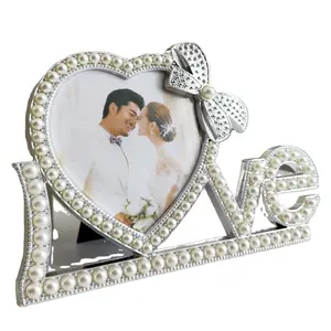 रोमांटिक शैली के साथ लव प्लास्टिक फोटो फ्रेम 5 इंच मोती दिल के आकार का पिक्चर फ्रेम शादी के जोड़े का उपहार स्मारिका