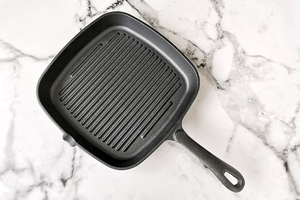 Sartén antiadherente cuadrada de hierro fundido presazonado, 9,5 pulgadas, con boquilla para asar, freír y Sauteing - Product Image 2