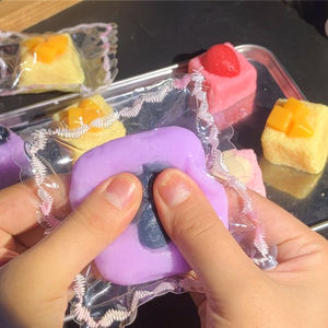 Juguete Realista de Plástico con Forma de Pudín de Frutas en Miniatura, Novedad, Unisex, para Todas las Edades - Product Image 4