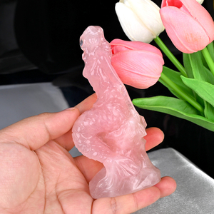 Statue de sirène en quartz rose naturel faite à la main, sculpture de pierre précieuse polie pour la guérison, sculpture de sirène pour la décoration de la maison - Product Image 1