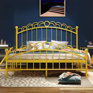 Letto King Size moderno corona a buon mercato all'ingrosso mobili per camera da letto struttura in oro di lusso doppio Design semplice struttura del letto letti in metallo per Hotel