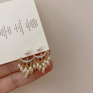 Venta al por mayor nueva gama alta latón moda coreana pendientes declaración pendientes perla Stud pendientes mujer joyería - Product Image 1