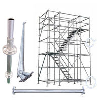 Échafaudage Ringlock à disques galvanisé avec passerelle en treillis métallique et marches d'escalier pour accès temporaire au chantier