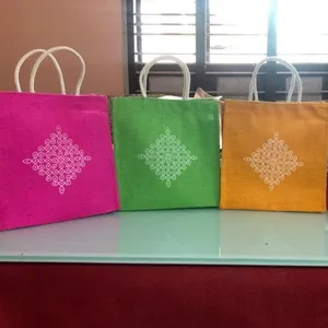 Jute taschen mit Kontrast kolam Druck für Rückgabe geschenke Thamboolam Taschen Hochzeits geschenke Lunch Bag Multi color