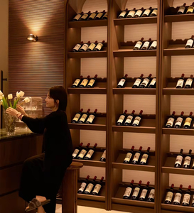 Armoire à vin en bois sur mesure avec éclairage LED, élégante pour bar à domicile, intérieurs de luxe - Product Image 3