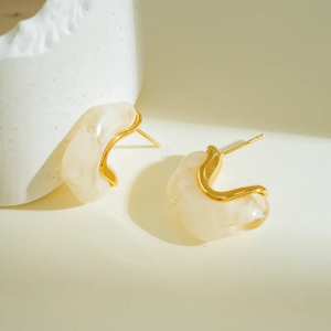 ต่างหูเรซิ่นรูปตัว C สแตนเลสสตีล 304 ชุบทอง 18K สไตล์มินิมอล เรียบง่าย เหมาะสำหรับผู้หญิง สวมใส่ได้ทุกวัน - Product Image 3