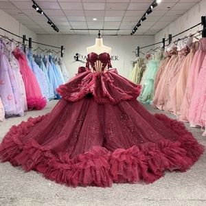 1579 Superbe robe de Quinceañera rouge à épaules dénudées avec volants et fleurs appliquées, et jupe de bal détachable - Product Image 1