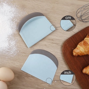 Raspador de masa de plástico para repostería, cortador de masa de pastel Flexible, raspador de banco con medición, disponible - Product Image 5