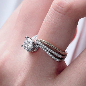 Anello da Donna Bicolore con Pietre Scintillanti Stile Pavé, Gioiello Creativo alla Moda - Product Image 2