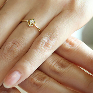 Anello con Zircone Sintetico Taglio Principessa per Donne in Lega di Metallo Prezioso Dorato, Gioiello Elegante e alla Moda - Product Image 4