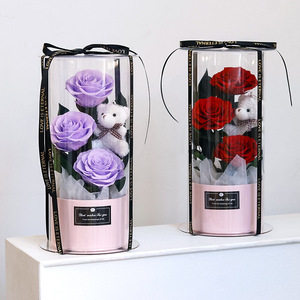 Bouquet Decorativo di Rose Eterne Vere Fatte a Mano, in Secchio Cilindrico, per San Valentino, a Tema Orso Transfrontaliero - Product Image 3