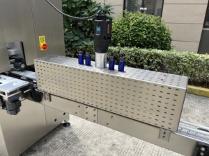 Machine d'étiquetage automatique de manchons rétractables pour bouteilles, en acier inoxydable SUS304, certifiée CE, avec écran tactile PLC, pour boissons et aliments - Product Image 2