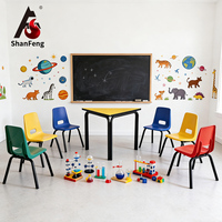 Meubles d'école maternelle modernes, design éducatif, tables et chaises pour enfants, utilisation en extérieur et à domicile
