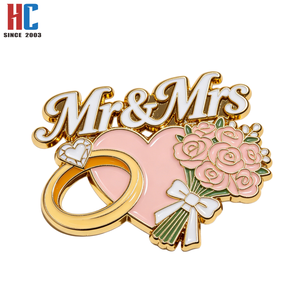 Spilla in metallo personalizzata con smalto morbido <span class=keywords><strong>Mr</strong></span> & Mrs, con anello a cuore e bouquet di rose, per bomboniere di matrimonio - Produzione da 20 anni - Product Image 1