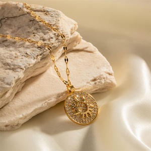 Collar de Mujer de Alta Calidad Chapado en Oro con Colgante Redondo de Zirconia en Forma de Sol - Product Image 4