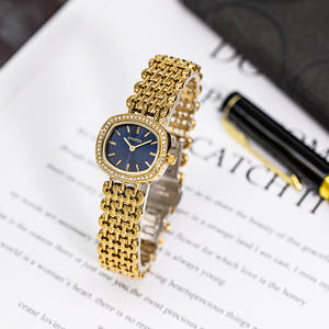 Montre élégante pour femme avec cadran ovale, chiffres romains, bracelet en acier étincelant, mouvement à quartz - Product Image 3