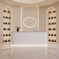 Comptoir de réception moderne en beige clair avec éclairage LED, comptoir de caisse minimaliste, boutique de sacs à main de luxe, vente au détail de mode, hôpital