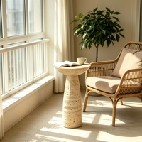 Table d'appoint en marbre travertin beige de style rétro sculptural, idéale pour les salons Art Déco et les bars haut de gamme
