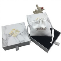 Boîte de rangement élégante pour bijoux en marbre blanc avec pochette en velours à cordon doux