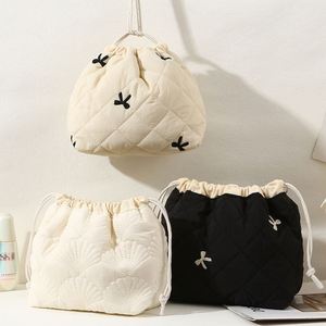 Nouvelle conception tendance, motifs variés, pochette de rangement matelassée douce, sac à cosmétiques à cordon, sac à maquillage matelassé - Product Image 1