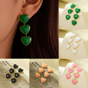 Boucles d'oreilles pendantes tendance en acier inoxydable plaqué or 18 carats avec trois grands cœurs, finition lisse et gouttes d'huile colorées pour femme, idéales pour les soirées - Product Image 2