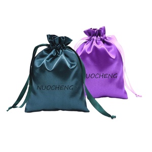 Petit sac d'emballage en satin rose avec cordon de serrage, sacs de rangement personnalisés en satin pour perruques avec logo, sacs cadeaux personnalisés - Product Image 1