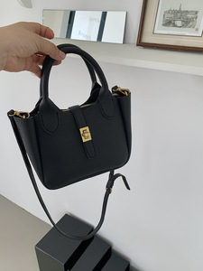 La Nuova Borsa a Tracolla 2025 per Donne È un Accessorio di Nicchia e di Alta Gamma. È un accessorio primaverile versatile. - Product Image 5