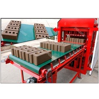 Machine automatique de fabrication de briques en terre compressée et emboîtables pour la construction écologique