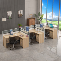 Bureaux informatiques pour 4 personnes, écrans simples et modernes, 4 postes de travail, 6 cloisons, espace de réception de type canapé
