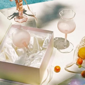 Copas de Vino de Vidrio Elegantes Hechas a Mano con Colores Personalizados, Efecto Esmerilado, Copas de Cóctel Giratorias Rosadas - Product Image 5