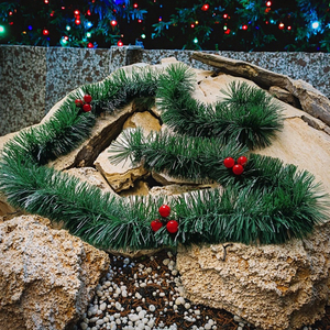 クリスマスツリー飾り卸売 赤い実 ダークグリーンリボン ティンセルガーランド - Product Image 3
