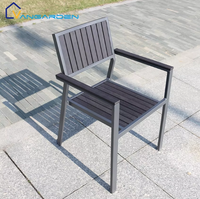 Ensemble table et chaises empilables en plastique et bois pour extérieur, usage commercial, résistant aux UV et à l'eau, personnalisable en gros