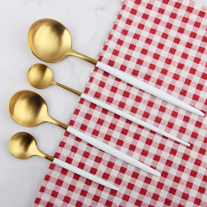 Ensemble de couverts en acier inoxydable doré mat, élégants pour mariage, avec finition satinée brossée, fourchettes, cuillères et couteaux - Product Image 4