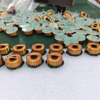 Bobine d'inductance à noyau de ferrite jaune et blanc T8026B-26MH verticale non scellée pour stockage d'énergie et suppression de bruit 10A 10mH