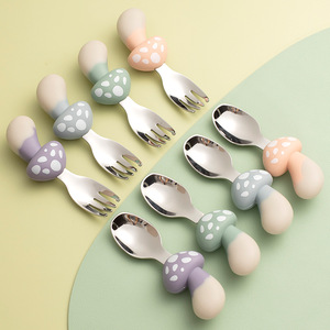 Mignon Nouveau Design Intégré Bébé Cuillère Fourchette Vaisselle Ensembles Assiette <span class=keywords><strong>En</strong></span> Silicone De Qualité Alimentaire <span class=keywords><strong>Couverts</strong></span> <span class=keywords><strong>pour</strong></span> Enfants Sucker Type Champignon - Product Image 3