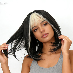 Peluca Corta Lisa con Degradado de Color, Negra y Blanca con Flequillo, para Cualquier Forma de Rostro, de la Fábrica de Pelucas Innovadoras Craft - Product Image 2