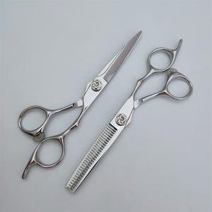 Tijeras de Peluquería Inoue de 62 mm, Tijeras de Entresacar de Acero Inoxidable 440C para Diestros, Cuchillas de Estilismo de Belleza Hechas en Suzhou - Product Image 1