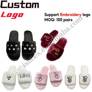 <span class=keywords><strong>Pantofole</strong></span> da donna in <span class=keywords><strong>peluche</strong></span> <span class=keywords><strong>con</strong></span> Logo ricamato per il tempo libero di lusso in soffice ciabatte in pelliccia per il calore invernale antiscivolo per le <span class=keywords><strong>pantofole</strong></span> OEM/ODM - Product Image 2