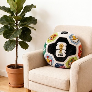 Coussin décoratif brodé <span class=keywords><strong>Coupe</strong></span> <span class=keywords><strong>du</strong></span> <span class=keywords><strong>Monde</strong></span> <span class=keywords><strong>FIFA</strong></span> 2026 avec mascotte et drapeau national, cadeau pour supporter de football, décoration de canapé - Product Image 2