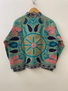 Chaqueta bordada Suzani de algodón floral con bordado floral Chaqueta corta de diseño acolchado Patrón floral tejido para mujer - Product Image 2