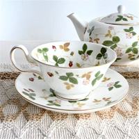 Service à café portable en porcelaine fine, motif fraise sauvage, avec tasses à pied haut et soucoupes doubles – Collection minimaliste de luxe léger pour la maison
