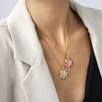 Collier Pendentif en Acier Inoxydable Élégant et Romantique avec Chaîne Serpent, Forme Fleur, Sertissage Bezel et Cristaux Colorés pour Femme – Idéal Cadeau