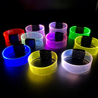 Bracelet magnétique LED RICHSHINING à 15 couleurs avec logo gravé au laser personnalisé, télécommande 800 mètres, pour ambiance de fête, bar, danse